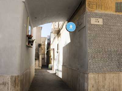 ...un reticolo di stradine a chianche costellate da basse palazzine con minuscoli balconi. Un vero e proprio centro storico quindi, che identifica non certo un quartiere ma un vero e proprio paese